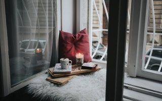 bougies romantiques d'une fenêtre