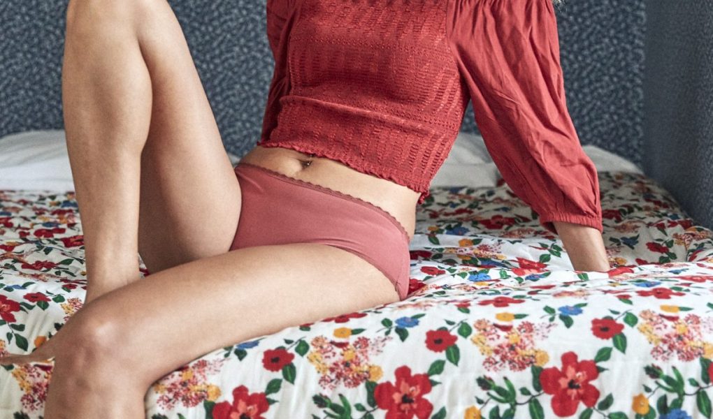 Femme assises sur un lit avec culotte cuivre, Culotte de règle, culotte menstruelle Rejeanne-Nantes