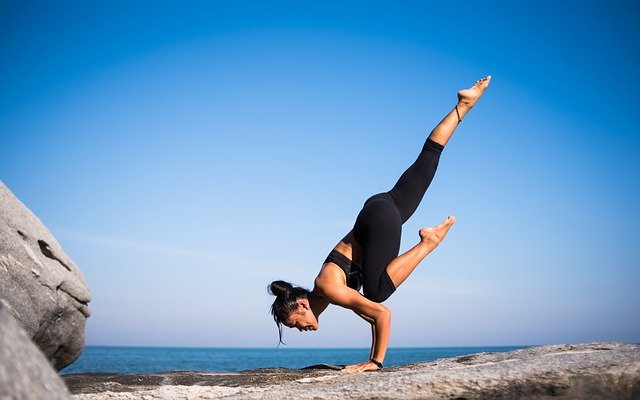 posture de yoga d'une femme