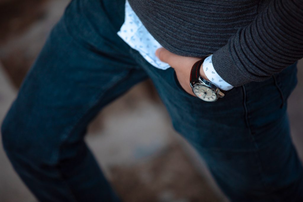 Homme montre au poigné et main dans la poche d'un jean